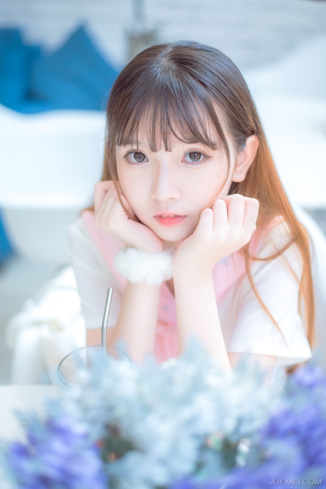 “先生上座。”默契达成，接下来的气氛，自然进入到一种友好的氛围之中。